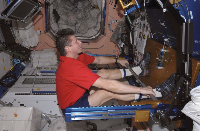 Padalka fazendo seus exercícios (Foto: NASA/wikimedia)