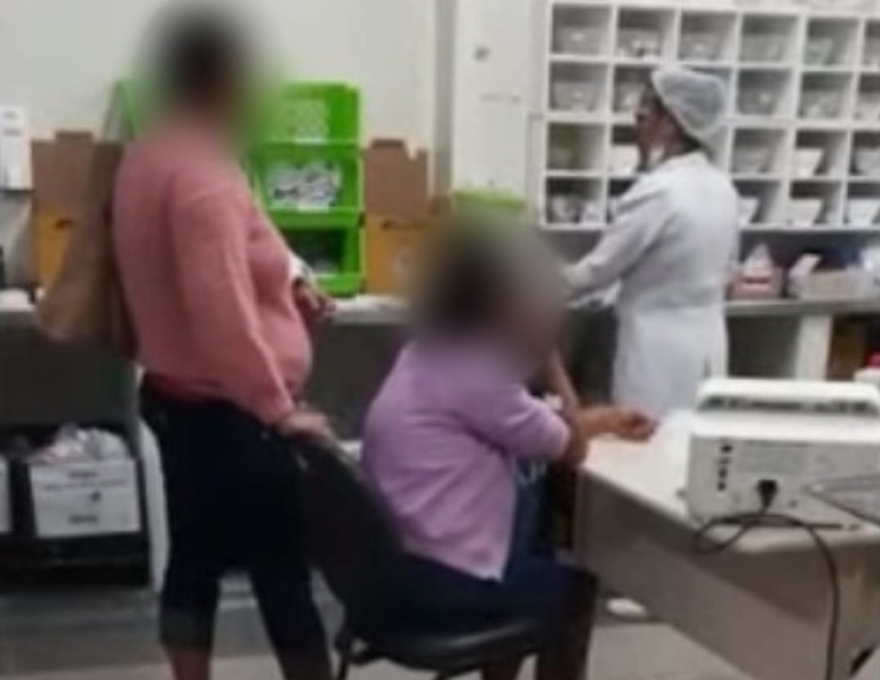 Técnicas de enfermagem são afastadas do PS após serem flagradas debochando de paciente que tentou suicídio no AC — Foto: Reprodução