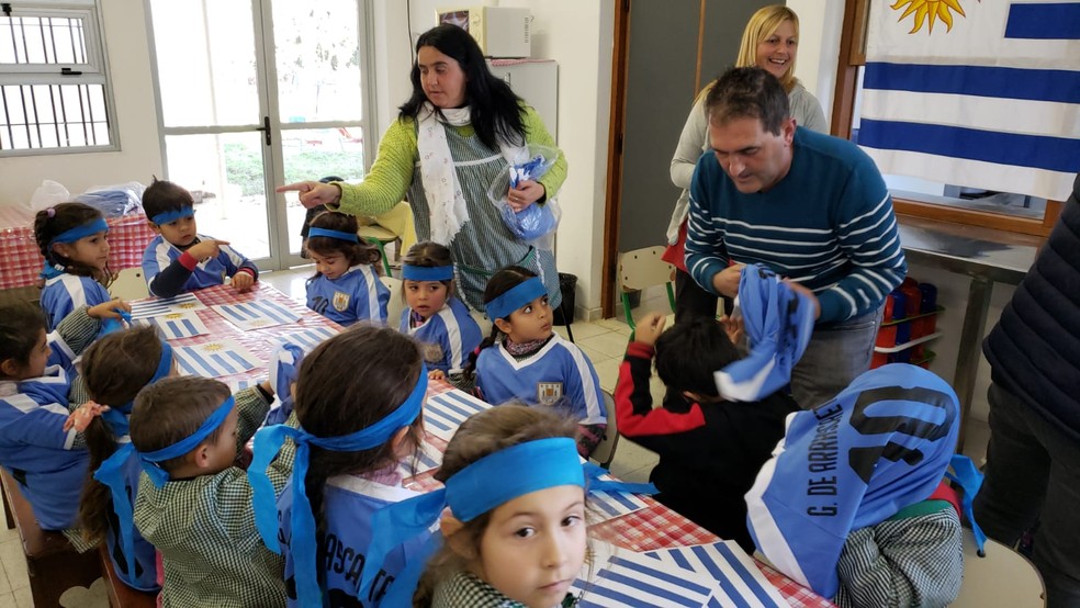 Alfredo De Arrascaeta distribui camisetas com o nome do filho do Uruguai a crianças em Nuevo Berlín — Foto: Divulgação/Alan Xisle