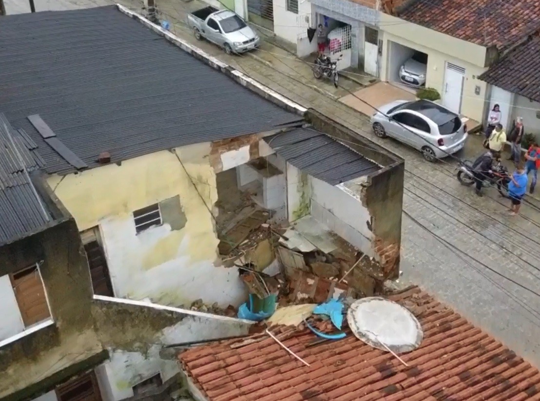 Parte de prédio desaba em Caruaru e Defesa Civil interdita local para avaliar causa do desabamento 