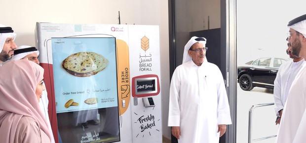 Máquina de distribuição gratuita de pão em Dubai  (Foto: WAM)