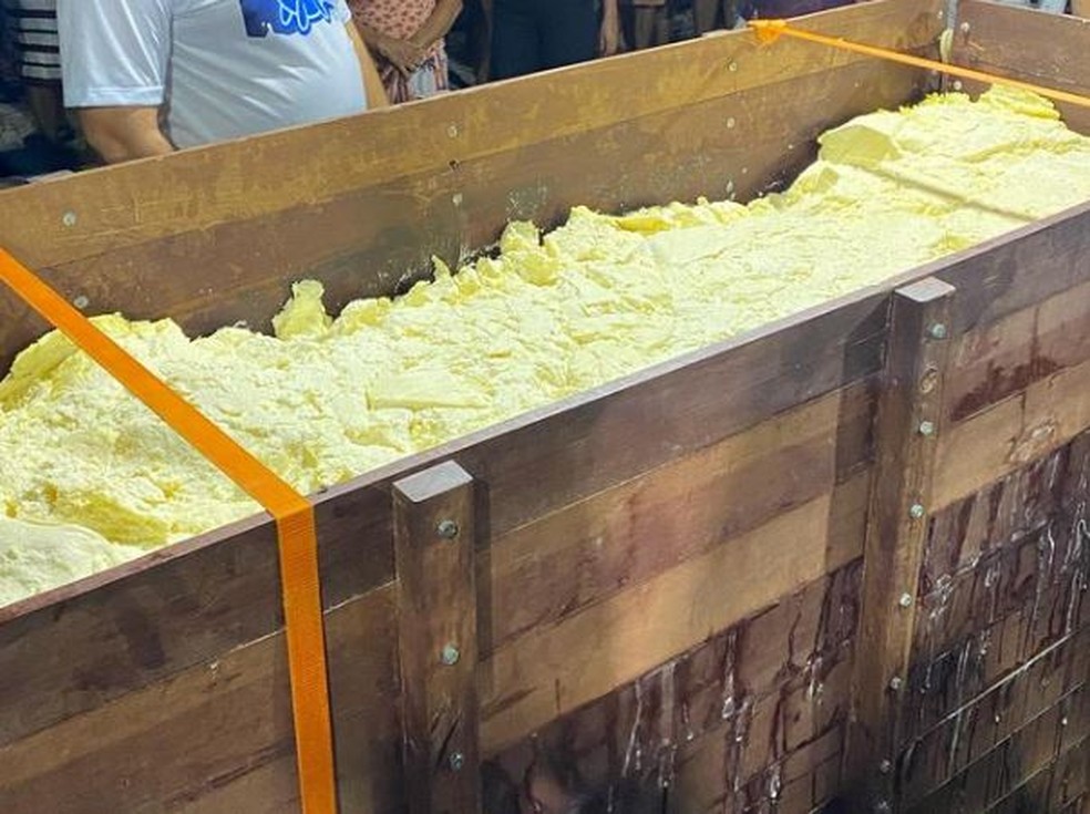Quixeramobim, no Ceará, produz o maior queijo coalho artesanal do mundo, pesando 1.480 quilos. — Foto: Reprodução