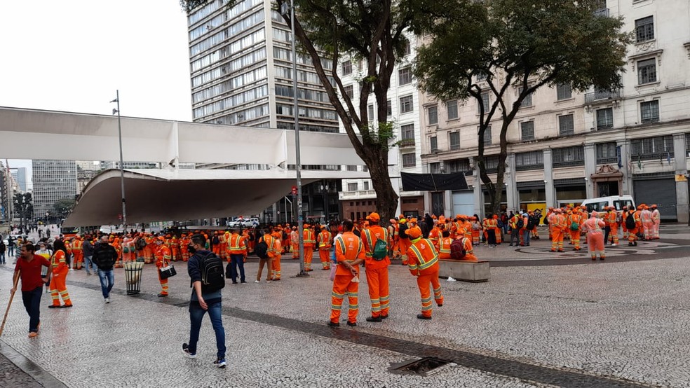 Equipes da limpeza urbana se manifestaram na manhã desta terça-feira (8) no Centro de São Paulo pela priorização da categoria na imunização contra a Covid-19 — Foto: Arquivo Pessoal/Reprodução