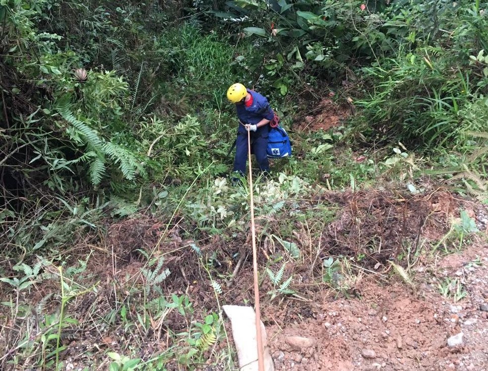 Socorristas fizeram rapel para chegar ao local do acidente (Foto: Corpo de Bombeiros/Divulga&ccedil;&atilde;o)