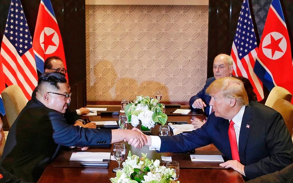 Foto de arquivo mostra Kim Jong-un e Donald Trump se cumprimentando durante reunião em Singapura — Foto: Kevin Lim/The Straits Times via AP