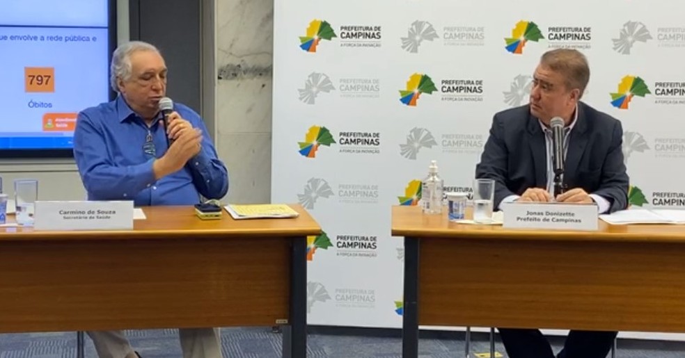 Secret&aacute;rio de Sa&uacute;de de Campinas e prefeito durante transmiss&atilde;o nesta sexta-feira &mdash; Foto: Reprodu&ccedil;&atilde;o/Facebook