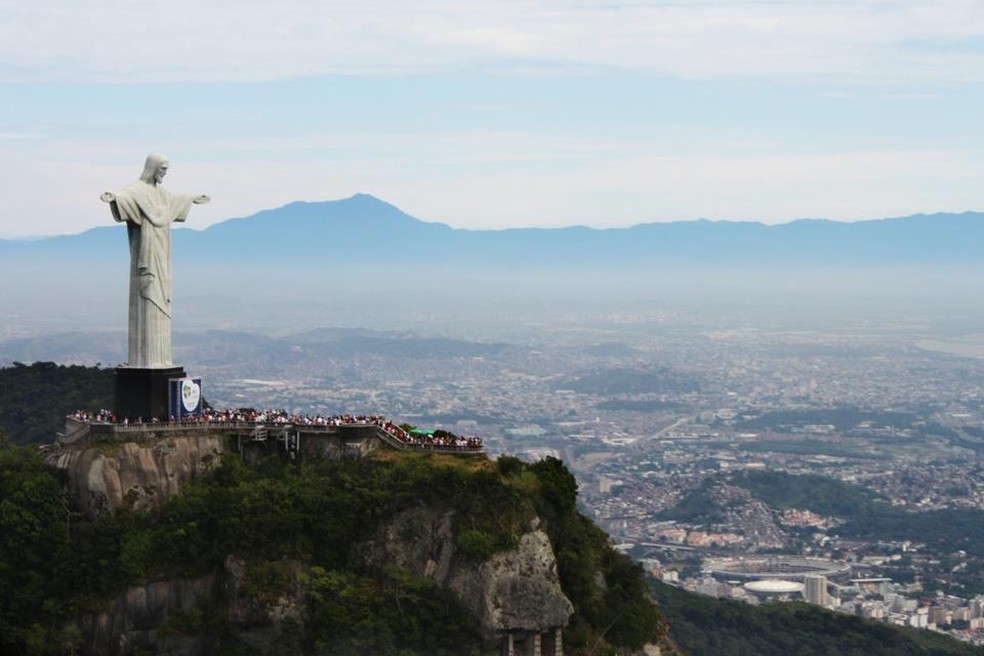 Cristo Redentor visto de perto em voo de helicóptero no Rio — Foto: Erika Dorta/VC no G1