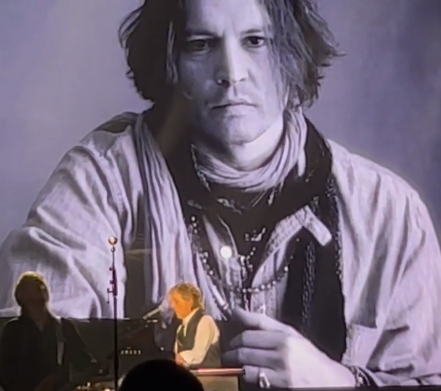 Paul McCartney exibe imagem de Johnny Depp no telão de show (Foto: Reprodução/Instagram)