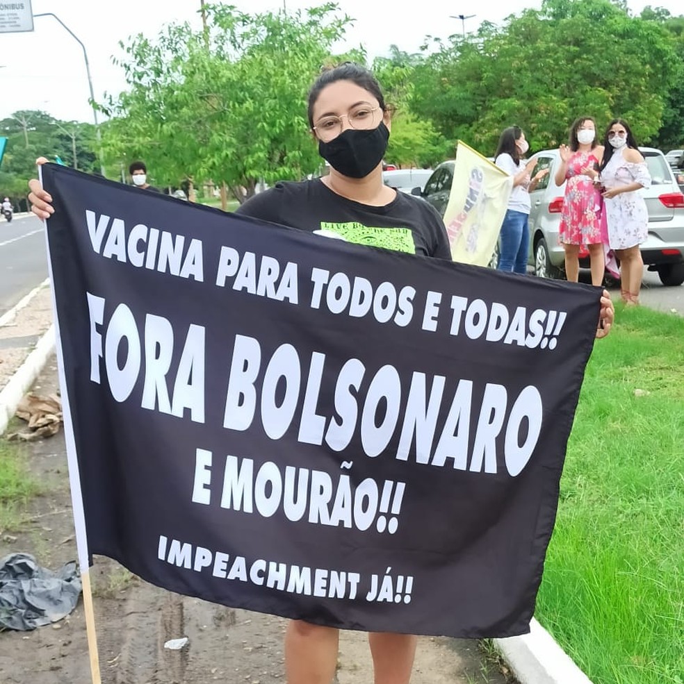 Manifestantes pedem a saída do presidente Jair Bolsonaro  — Foto: Aline Moreira /TV Clube