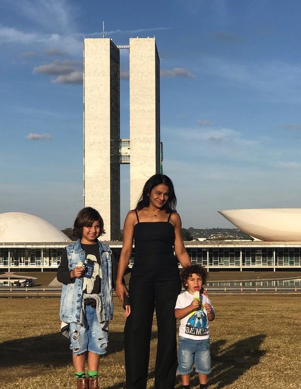 Dira Paes e o filhos Inácio e Martim (Foto: Reprodução/Instagram)