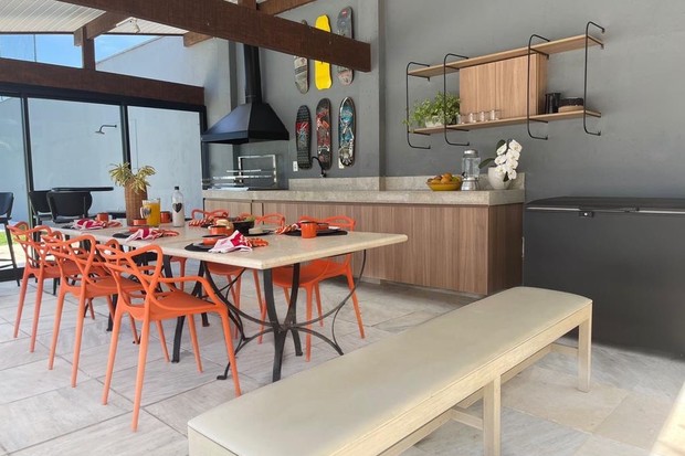 Talita Younan mostra nova área gourmet de sua casa, com toques de laranja e estilo urbano (Foto: Divulgação)