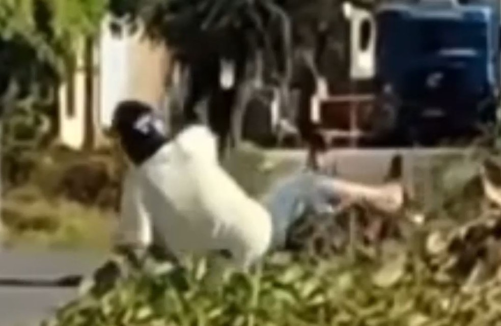 Agente de trânsito cai ao tentar conduzir moto embriagado em Ipu, no interior do Ceará. — Foto: Reprodução