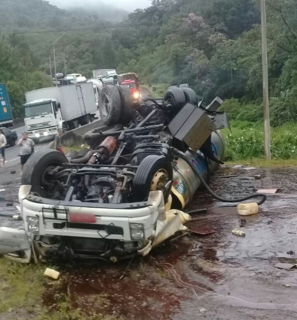 Acidente aconteceu na noite desta quarta-feira (13); segundo a PRF, houve derramamento de produto químico na pista. — Foto: Divulgação/PRF