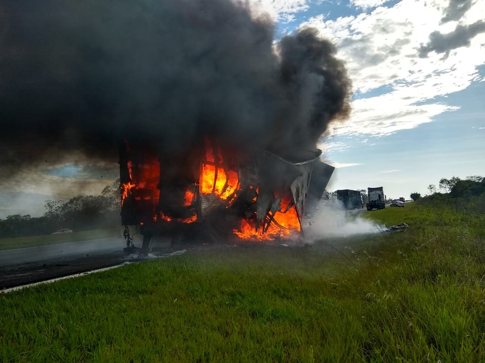 Incêndio destrói carreta na Rodovia Castello Branco  — Foto: Arquivo Pessoal 