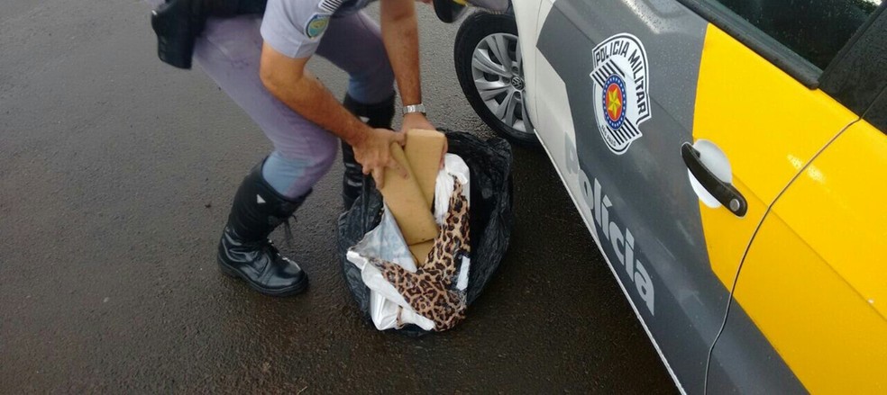 Flagrante aconteceu no quilômetro 240 da Rodovia Presidente Castelo Branco (SP-280) em Avaré (Foto: Divulgação/Polícia Militar Rodoviária)