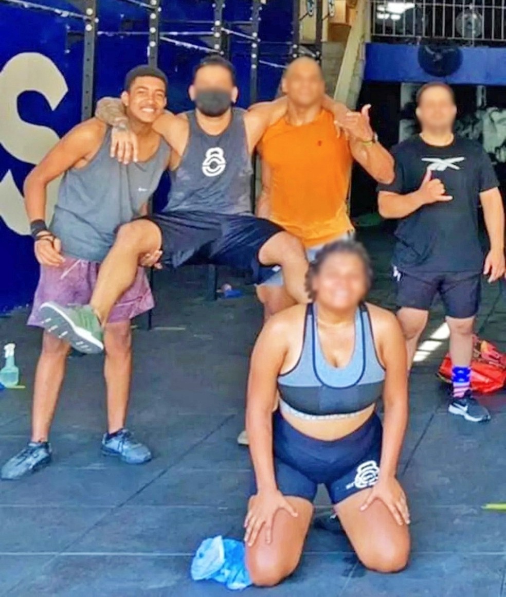 Heitor (&agrave; esq.) gostava de fazer crossfit, academia e jogar futebol com os amigos na rua &mdash; Foto: Arquivo pessoal