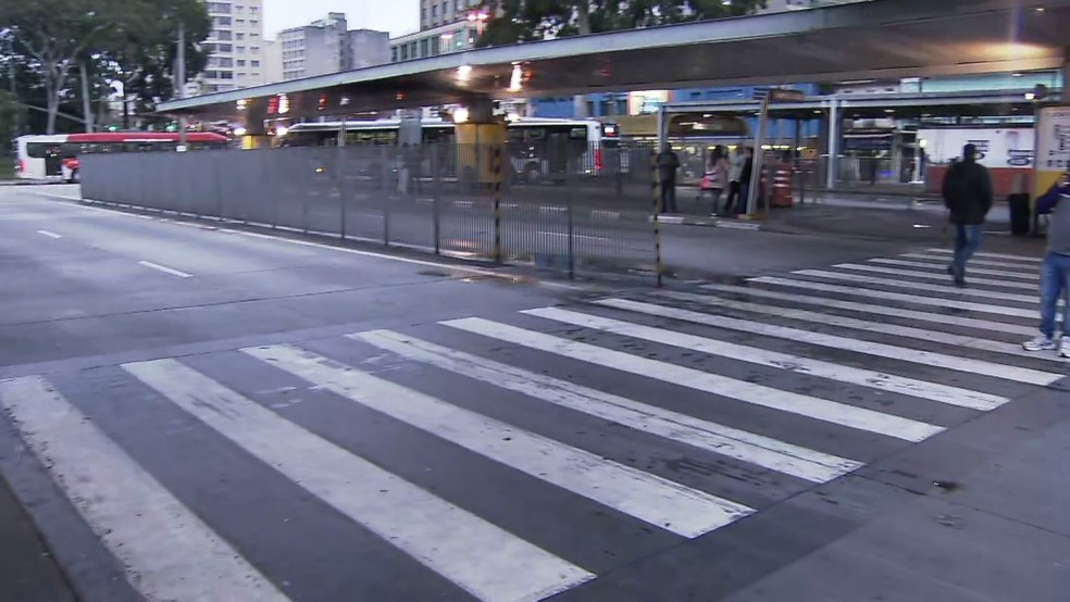 Todas as linhas do Terminal Parque Dom Pedro II foram paralisadas por volta das 6h20 — Foto: Reprodução/TV Globo
