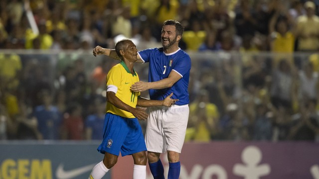 Romário brinca com Panucci durante o amistoso