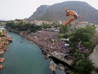 Mergulhadores fazem acrobacias ao saltar de ponte na Bósnia