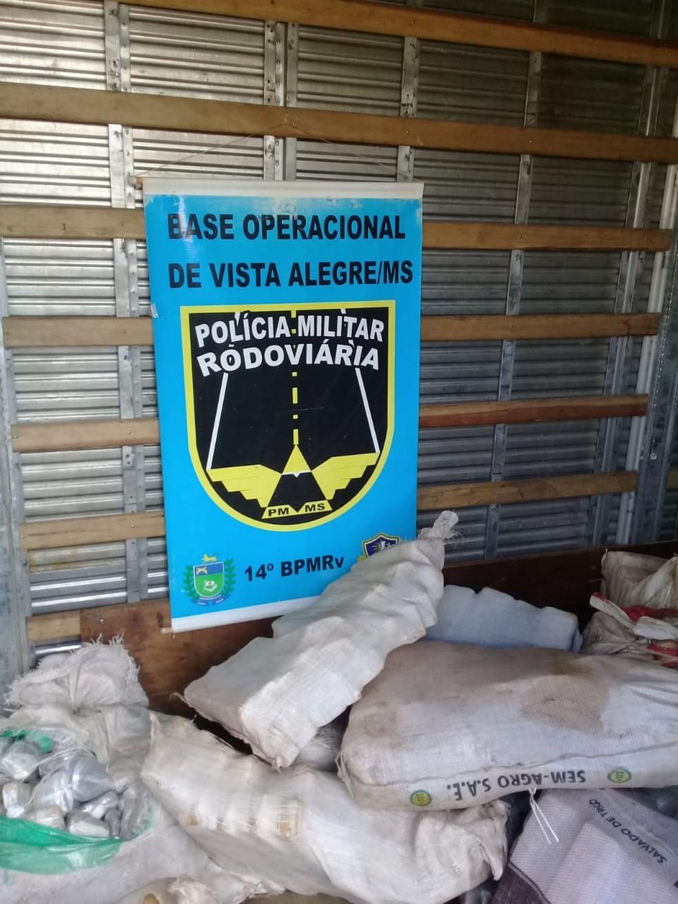 Mais de meia tonelada de maconha Ã© encontrada em fundo falso de caminhÃ£o, em rodovia de MS. â Foto: DivulgaÃ§Ã£o/PolÃ­cia Militar RodoviÃ¡ria