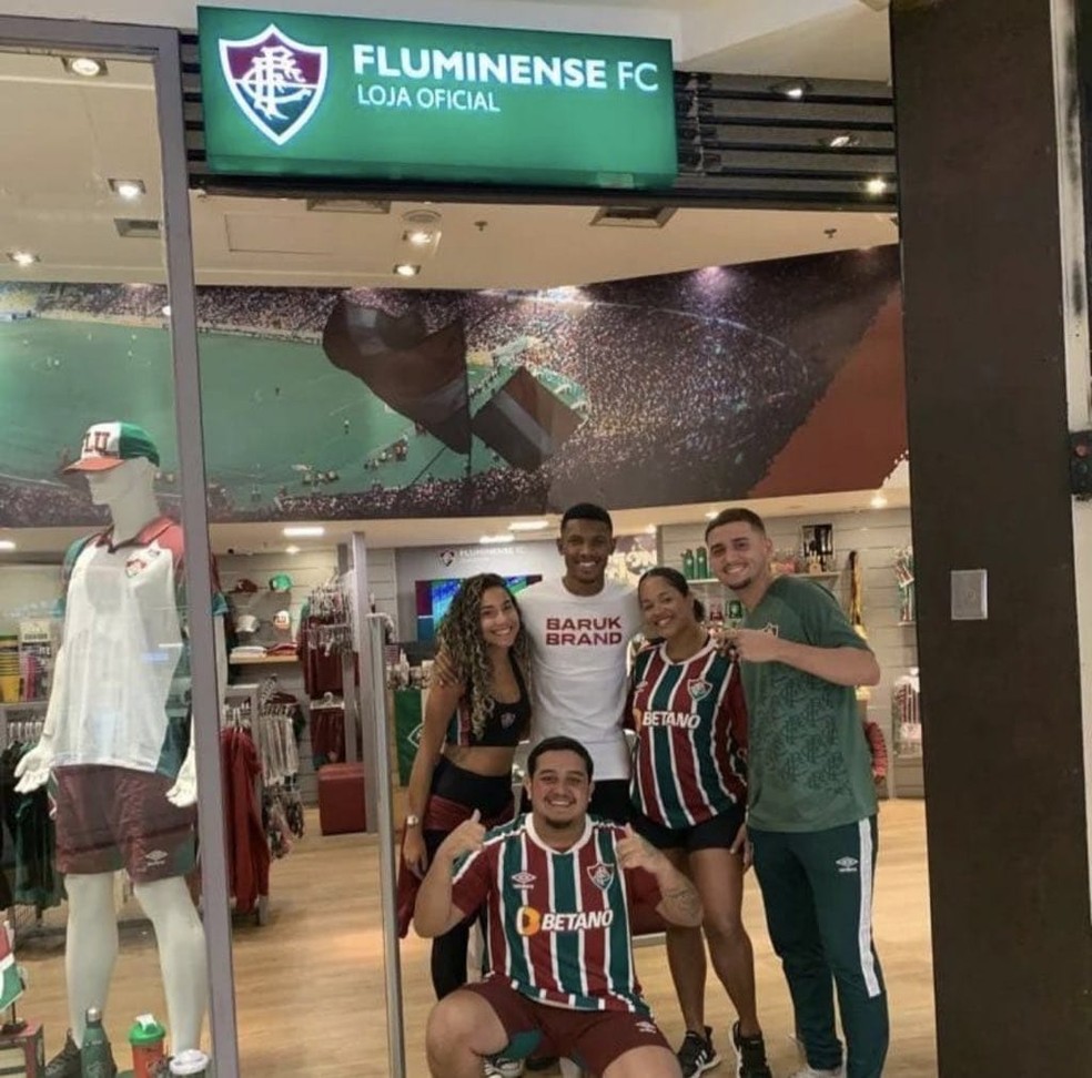 Novo reforço tricolor, Lelê é visto em loja do Fluminense — Foto: Reprodução/Redes sociais