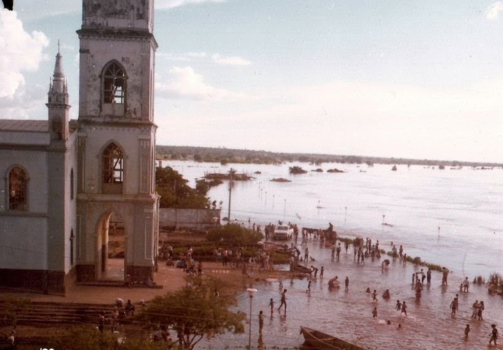 Nível de água no Rio São Francisco alcançou a Praça da Matriz durante a enchente de 1979 (Foto: ONG Preservar/Acervo)