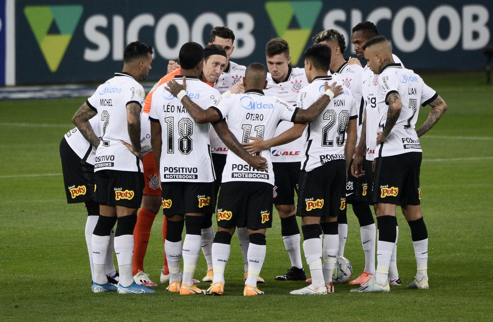 Jogadores do Corinthians unidos antes da partida contra o Atlético-GO — Foto: Marcos Ribolli