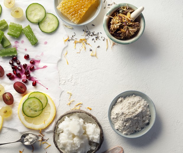 Eco friendly homemade skincare products contain natural ingredients found in fruits, vegetables and herbs. (Foto: Getty Images)