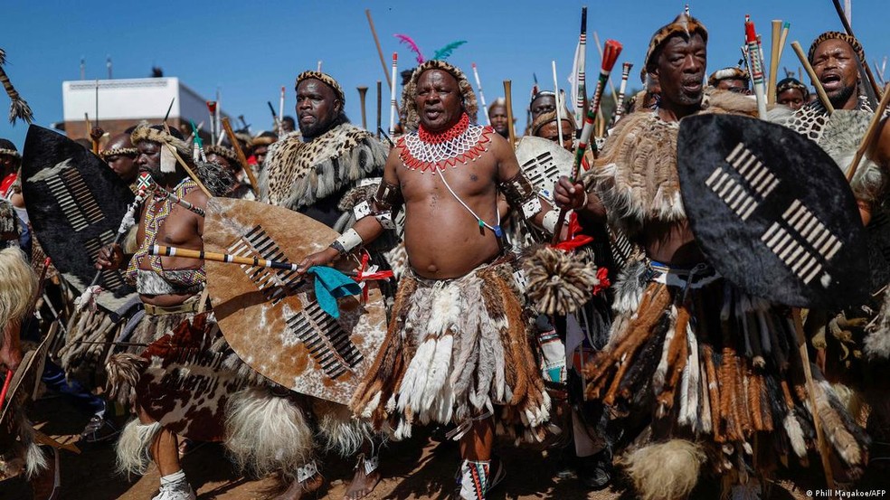 Guerreiros zulus durante a coroação — Foto: Phill Magakoe/AFP