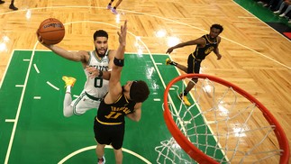 Jayson Tatum, do Boston Celtics, se dirige para a cesta contra Klay Thompson, do Golden State Warriors — Foto: EZRA SHAW / AFP