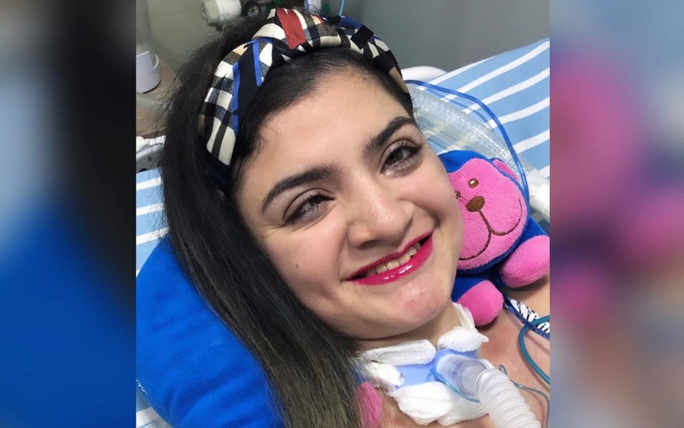 Danielly Narew de Lima, de 24 anos, que perdeu os movimentos e a fala, foi maquiada pelo marido, Goiás — Foto: Jimme França/Arquivo Pessoal