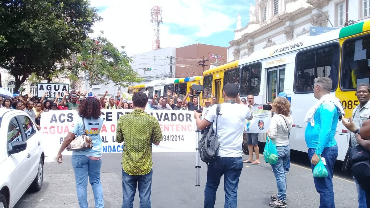 Agentes de saúde e de endemias realizam protesto no bairro da Piedade; trânsito ficou lento na região - G1