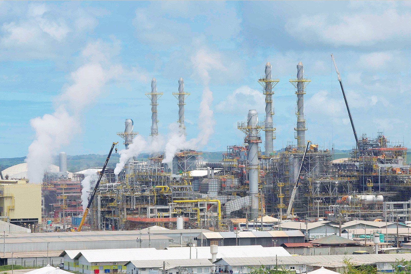 Em julho, a Petrobras começou a receber propostas para a venda de quatro refinarias, entre elas a Refinaria de Abreu e Lima, em Pernambuco (foto)Agência O Globo