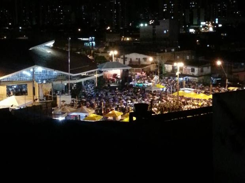 MultidÃ£o se reÃºne na praÃ§a do SantuÃ¡rio de FÃ¡tima, em BelÃ©m, durante a festividade  (Foto: G1 )