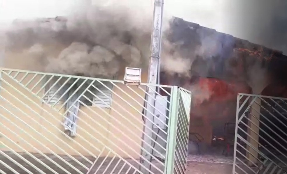 Incêndio em residência matou avó e neta em Euclides da Cunha Paulista — Foto: Vera Gonçalves 