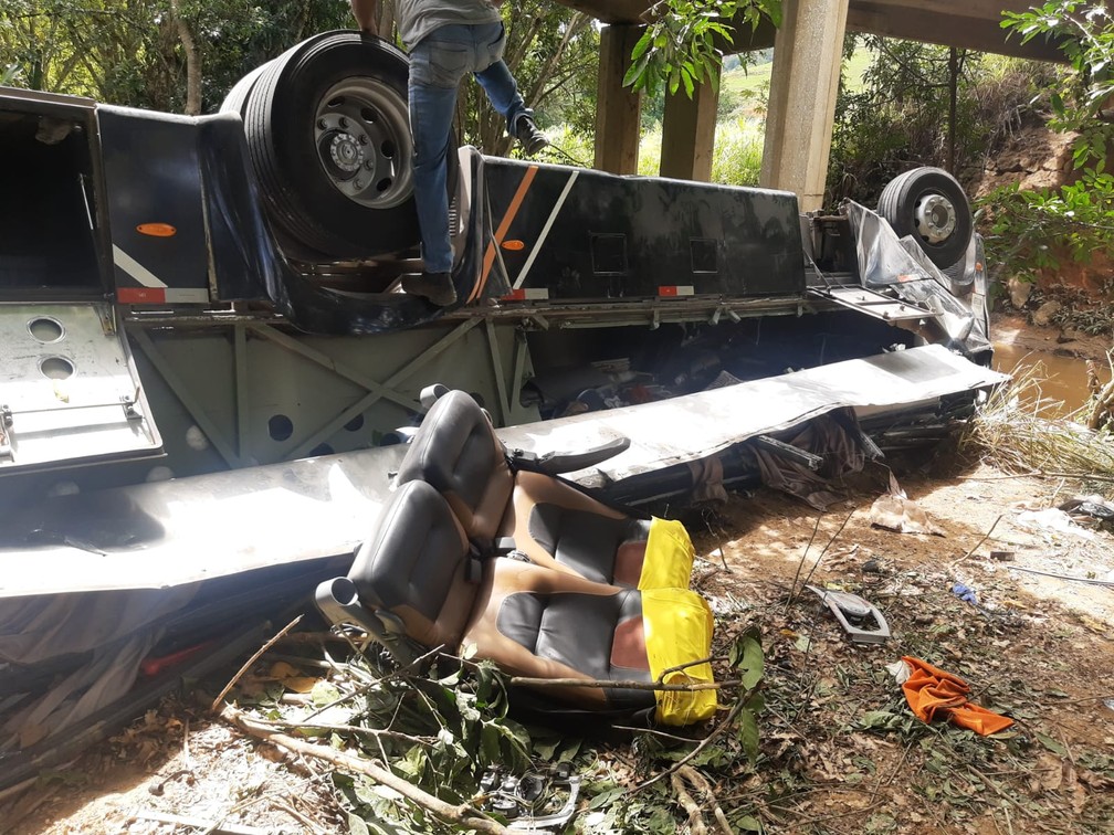 Ônibus caiu de ponte na BR-116, em Além Paraíba — Foto: Gabriel Landim/TV Integração
