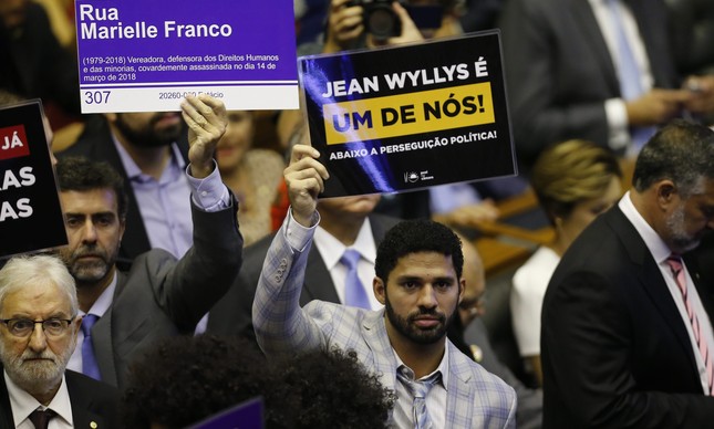 O deputado federal David Miranda (Psol-RJ) com placa em defesa a Jean Wyllys na posse da Câmara
