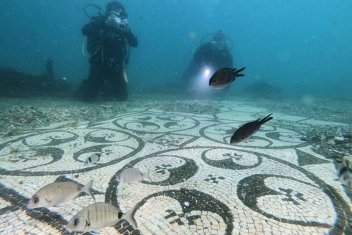 Os mosaicos de Baia estão ameaçados pela vida marinha que pode danificar o material (Foto: ANDREAS SOLARO/AFP VIA GETTY IMAGES)