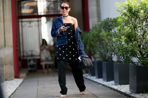 Em combinação übercool, a blogueira Margaret Zhang combinou vestido tomara-que-caia com calça e jaqueta jeans 