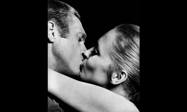 Steve McQueen (1930-1980) e Faye Dunaway também deram beijos magníficos em 'Crown, o Magnífico' (1968). (Foto: Reprodução)