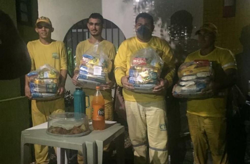 Coletores de lixo receberam lanche e cestas básicas de moradores em Teresina — Foto: Arquivo Pessoal/Flávio Dantas Lago