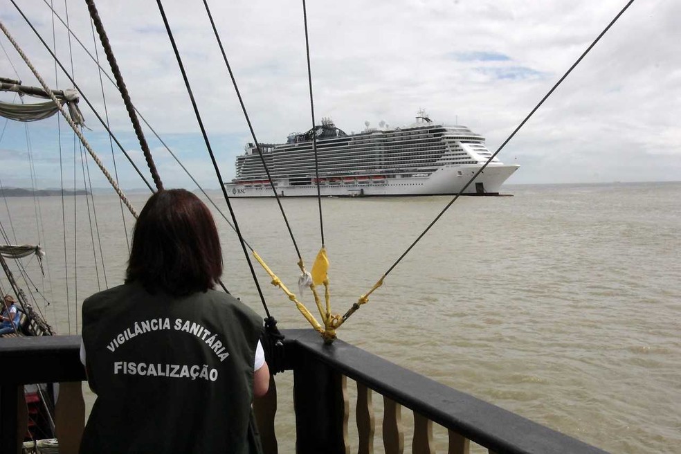 Tripulantes estavam a bordo de um navio que fez parada em Balneário Camboriú — Foto: Prefeitura de Balneário Camboriú
