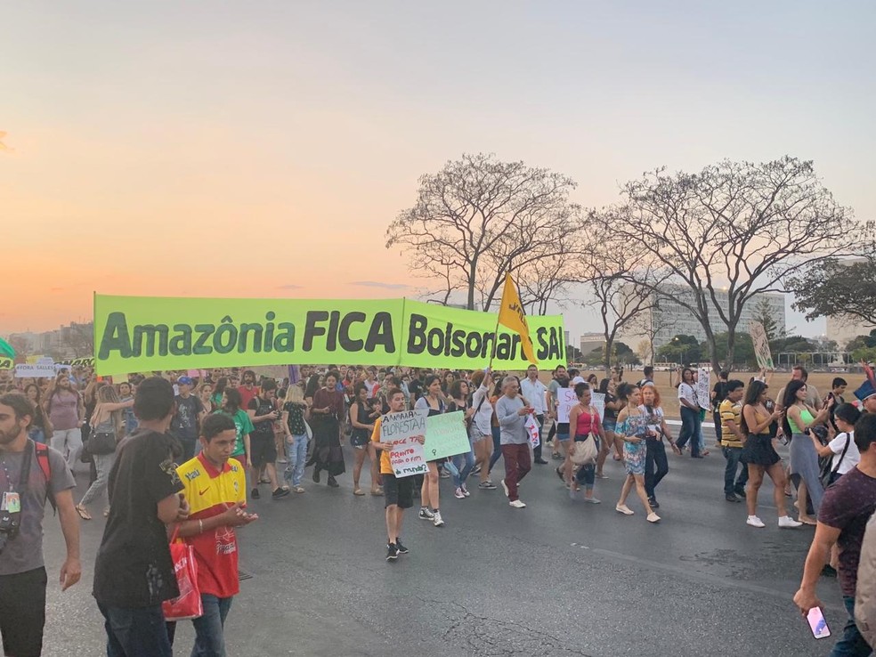 BRASÍLIA, 18h: Manifestantes ocupam Esplanada dos Ministérios — Foto: Brenda Ortiz/G1