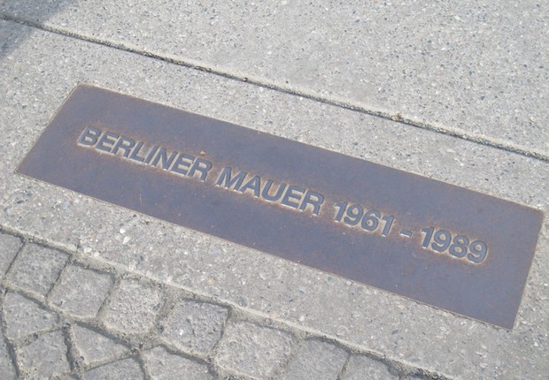 Placa comemorativa da queda do muro de Berlim (Foto: The Girls on the Road)
