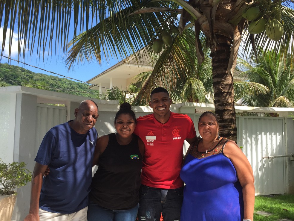 Hugo Souza aproveitou as férias em casa, com a família — Foto: Fred Huber