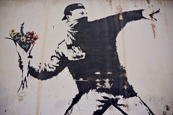 Rage, The Flower Thrower, obra icônica do artista Banksy (Foto: reprodução)