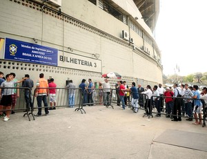 Torcida paulista encara longa fila para ver treino da Seleção no Morumbi