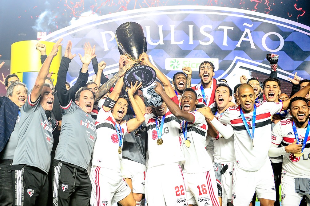 Amigos torcedores do São Paulo tatuam