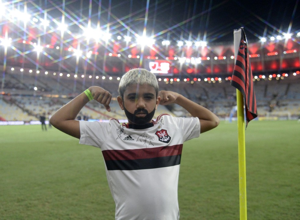 Mini Gabigol faz pose característica do atacante. — Foto: André Durão