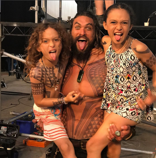 O ator Jason Momoa com os dois filhos (Foto: Instagram)